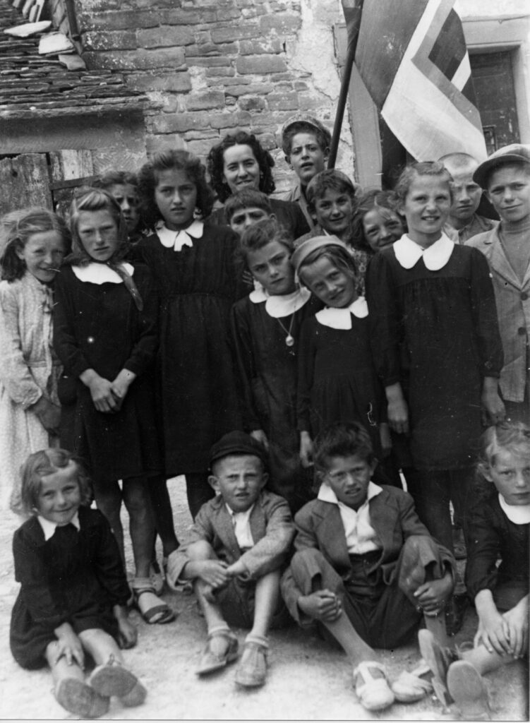 foto d'epoca, i ragazzi della scuola a Tavolicci